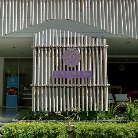 K Gallery Hotel Pasuruan Exteriör bild