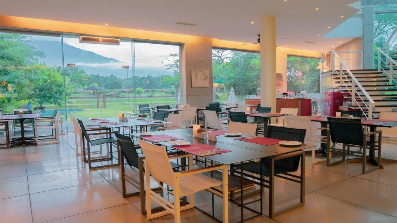 K Gallery Hotel Pasuruan Exteriör bild
